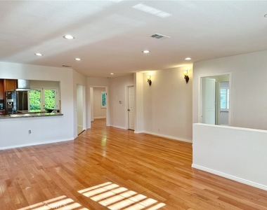 5857 Balcom Avenue - Photo Thumbnail 4