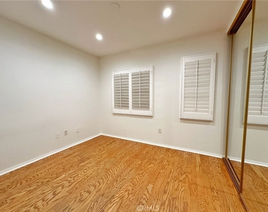 5857 Balcom Avenue - Photo Thumbnail 20