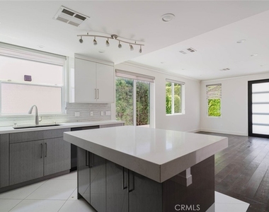 4418 1/2 Kingswell Avenue - Photo Thumbnail 13