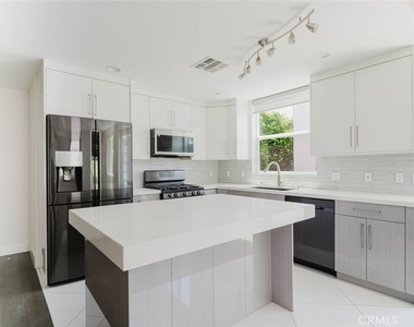 4418 1/2 Kingswell Avenue - Photo Thumbnail 12