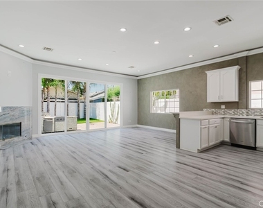 17908 Califa Street - Photo Thumbnail 7