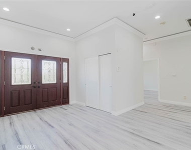 17908 Califa Street - Photo Thumbnail 4