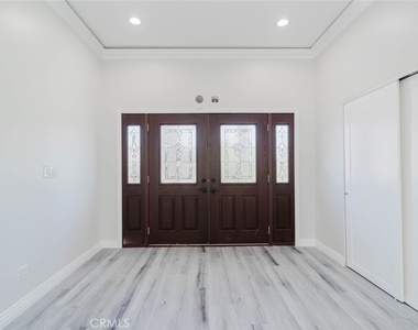 17908 Califa Street - Photo Thumbnail 5