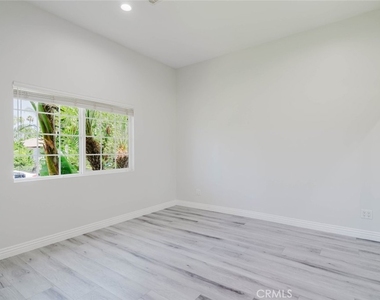 17908 Califa Street - Photo Thumbnail 20