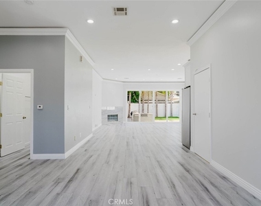 17908 Califa Street - Photo Thumbnail 6