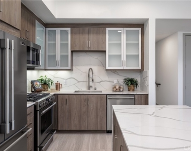 6800 Variel Avenue - Photo Thumbnail 5
