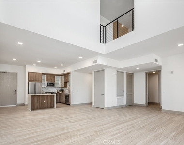 6800 Variel Avenue - Photo Thumbnail 3