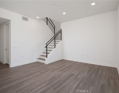 6800 Variel Avenue - Photo Thumbnail 24