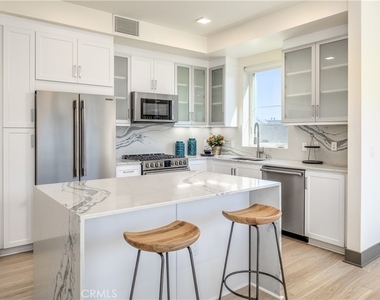 6800 Variel Avenue - Photo Thumbnail 34