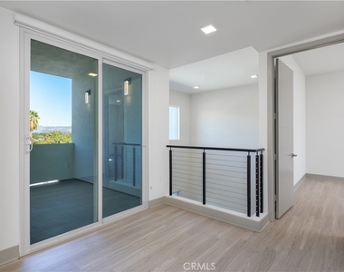 6800 Variel Avenue - Photo Thumbnail 11