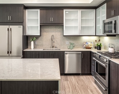 6800 Variel Avenue - Photo Thumbnail 18