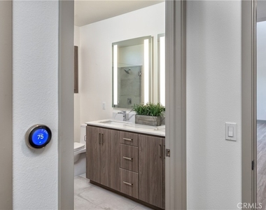 6800 Variel Avenue - Photo Thumbnail 9