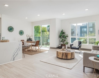 6800 Variel Avenue - Photo Thumbnail 32