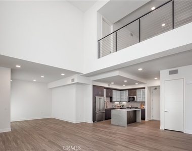 6800 Variel Avenue - Photo Thumbnail 19