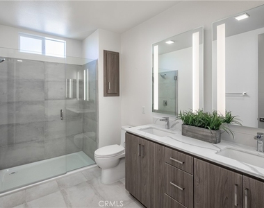 6800 Variel Avenue - Photo Thumbnail 10