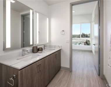 6800 Variel Avenue - Photo Thumbnail 15