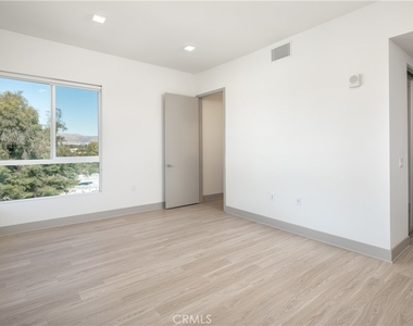6800 Variel Avenue - Photo Thumbnail 7