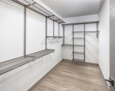 6800 Variel Avenue - Photo Thumbnail 8