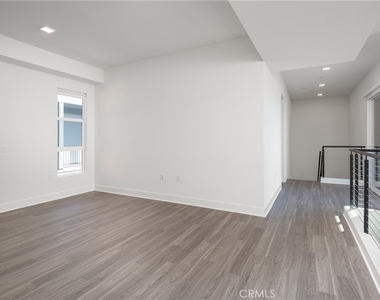 6800 Variel Avenue - Photo Thumbnail 25