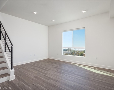 6800 Variel Avenue - Photo Thumbnail 23