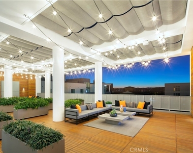 6200 Variel Avenue - Photo Thumbnail 21