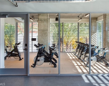 6200 Variel Avenue - Photo Thumbnail 4