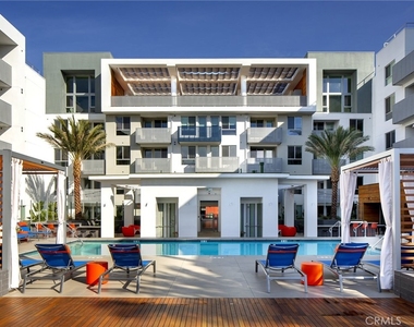 6200 Variel Avenue - Photo Thumbnail 3