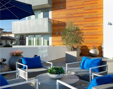 6200 Variel Avenue - Photo Thumbnail 16