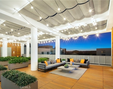 6200 Variel Avenue - Photo Thumbnail 20