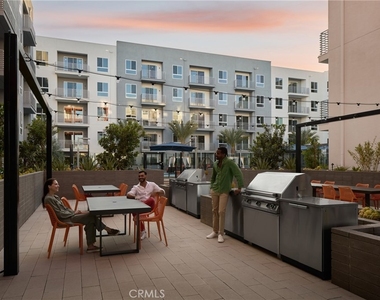 21010 Erwin Street - Photo Thumbnail 8