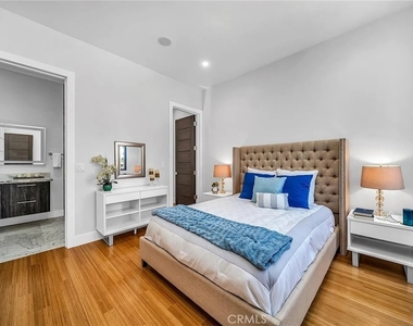 242 S Broadway - Photo Thumbnail 16