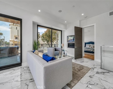 242 S Broadway - Photo Thumbnail 4