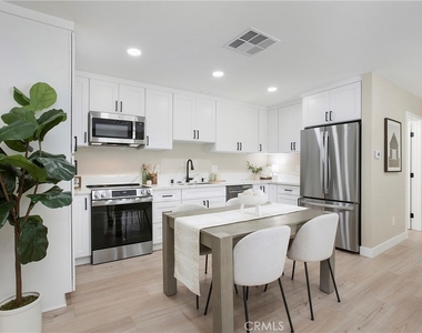 708 E Elm - Photo Thumbnail 1