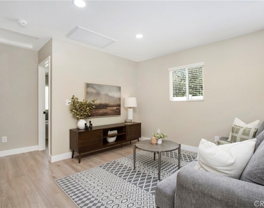 708 E Elm - Photo Thumbnail 4