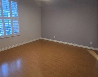 1240 Mc Fadden Dr - Photo Thumbnail 13