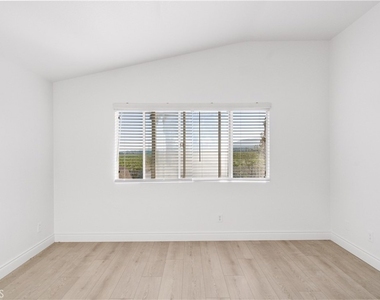 6766 Royal Crest Court - Photo Thumbnail 40
