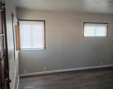 947 E Cypress Avenue - Photo Thumbnail 6