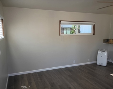 947 E Cypress Avenue - Photo Thumbnail 12