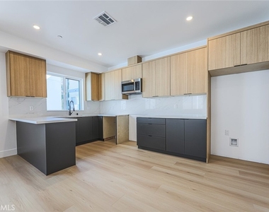 1237 N Orange Drive - Photo Thumbnail 14