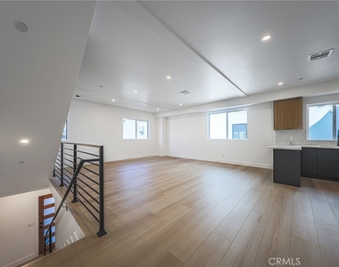 1237 N Orange Drive - Photo Thumbnail 13