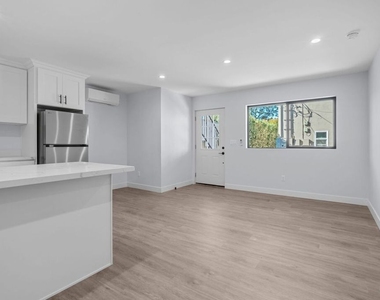 1518 1/4 Stearns Drive - Photo Thumbnail 1