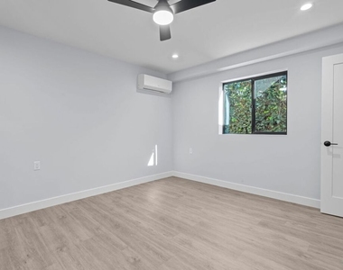 1518 1/4 Stearns Drive - Photo Thumbnail 16