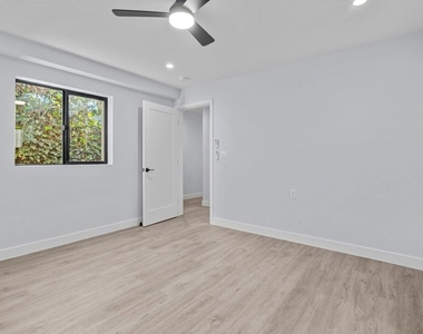 1518 1/4 Stearns Drive - Photo Thumbnail 10