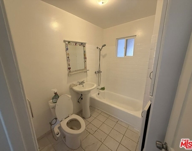 324 Douglas Street - Photo Thumbnail 6