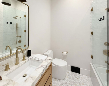 1541 Rising Glen Road - Photo Thumbnail 16