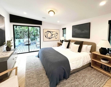 1541 Rising Glen Road - Photo Thumbnail 12