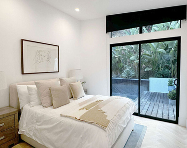 1541 Rising Glen Road - Photo Thumbnail 15