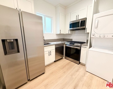 816 1/2 N Mccadden Place - Photo Thumbnail 6