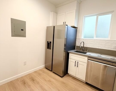 816 1/2 N Mccadden Place - Photo Thumbnail 7