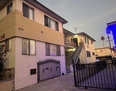 946 S Kingsley Drive - Photo Thumbnail 1